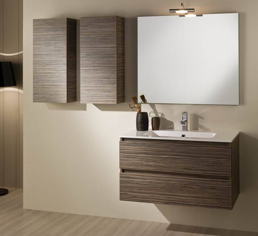 Moderner Badezimmerwaschtisch mit Holzmaserung, wandmontierten Schränken, weißem Waschbecken und rechteckigem Spiegel an beiger Wand.