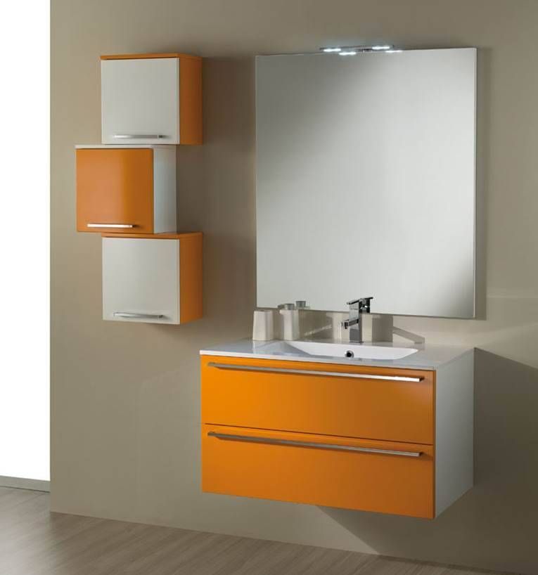 Modernes Badezimmer-Waschtischset mit Waschbecken, zwei orangefarbenen Schubladen, einem Spiegel und drei wandmontierten orange-weißen Schränken.