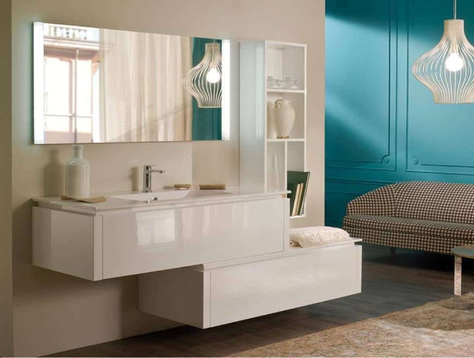 Ein moderner, schwebender weißer Waschtisch mit integriertem Spiegel, offenen Regalen und einer eleganten Armatur.