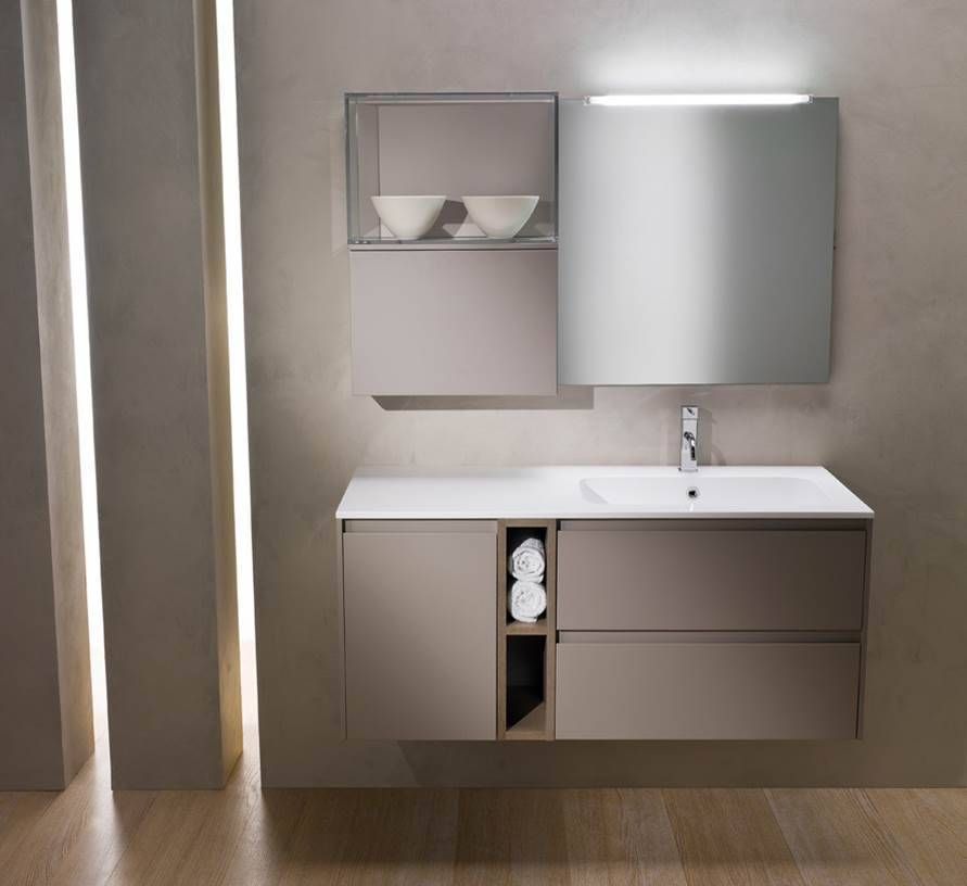 Ein moderner Badezimmer-Waschtisch in Taupe-Optik mit weißem Waschbecken, rechteckigem Spiegel, Beleuchtung und Regalelementen.