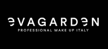 Il logo bianco del marchio di cosmetici EVAGARDEN con la scritta