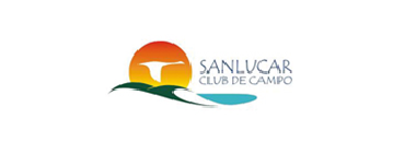El logotipo del Club de Campo de Sanlúcar muestra una puesta de sol sobre un cuerpo de agua.