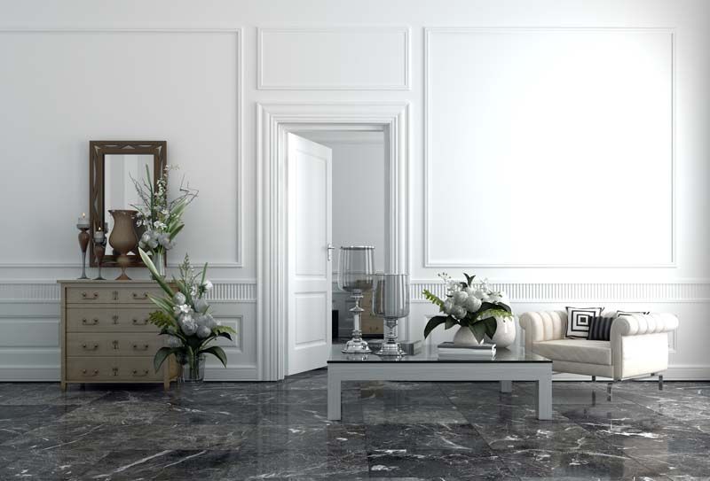 Una sala de estar con sofá, silla, mesa de café y espejo.