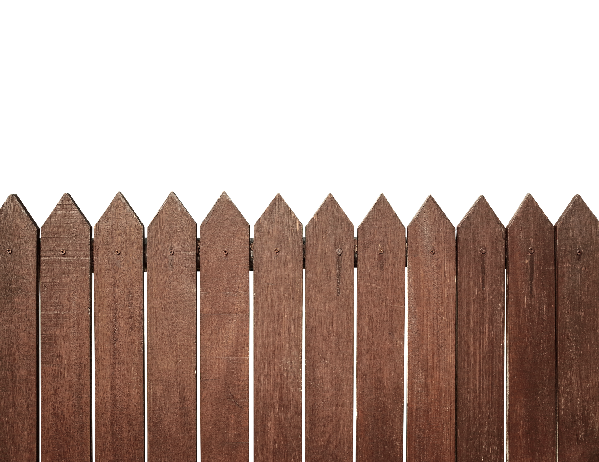 Une clôture en bois brun foncé à pointes acérées.