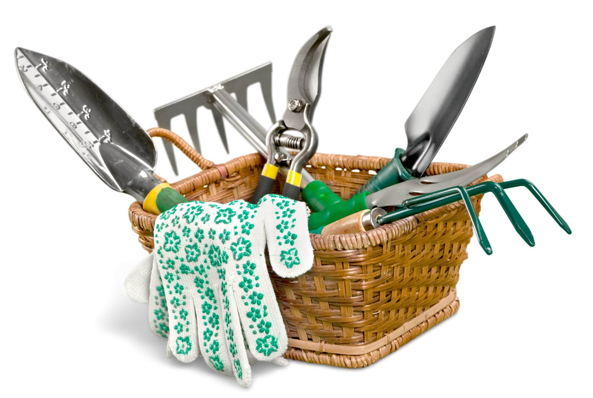Un panier tressé rempli de divers outils de jardinage en métal et une paire de gants.