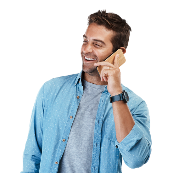Un homme souriant, vêtu d'une chemise bleue tenant un téléphone à l'oreille.