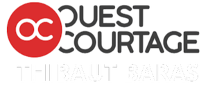 Logo de « Ouest Courtage Thibaut Baras » avec un cercle rouge contenant un symbole « OC » blanc.