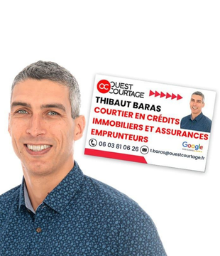 Homme souriant à côté de sa carte de visite : Thibaut Baras, courtier. La carte comporte ses coordonnées.