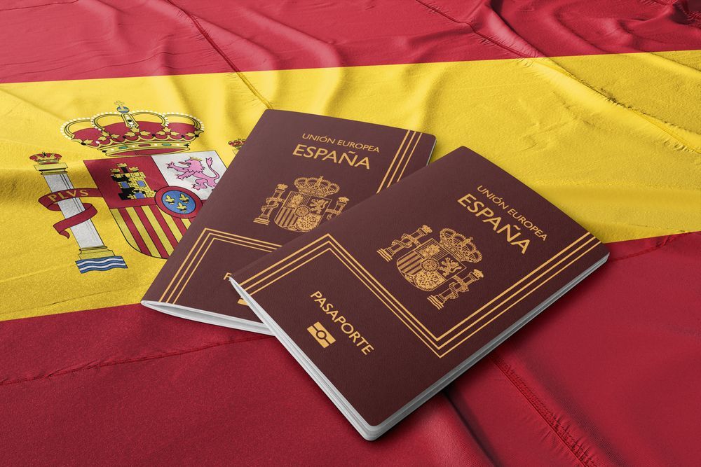 Dos pasaportes españoles sobre una bandera española.