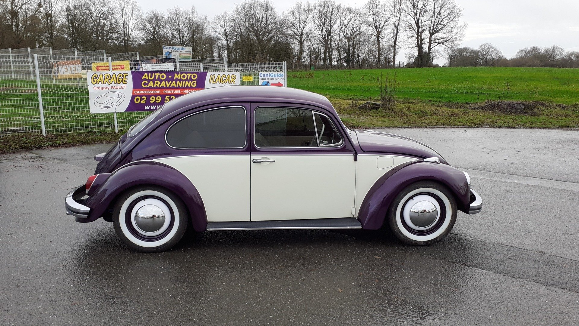 véhicule ancien violet & blanc