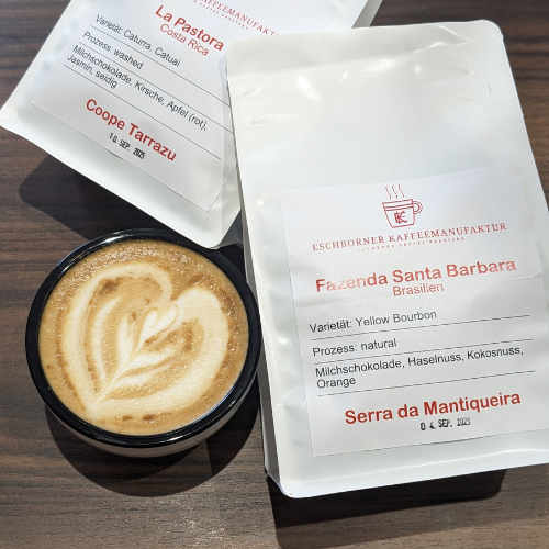 Eine Tasse Kaffee neben einer Tüte Kaffee