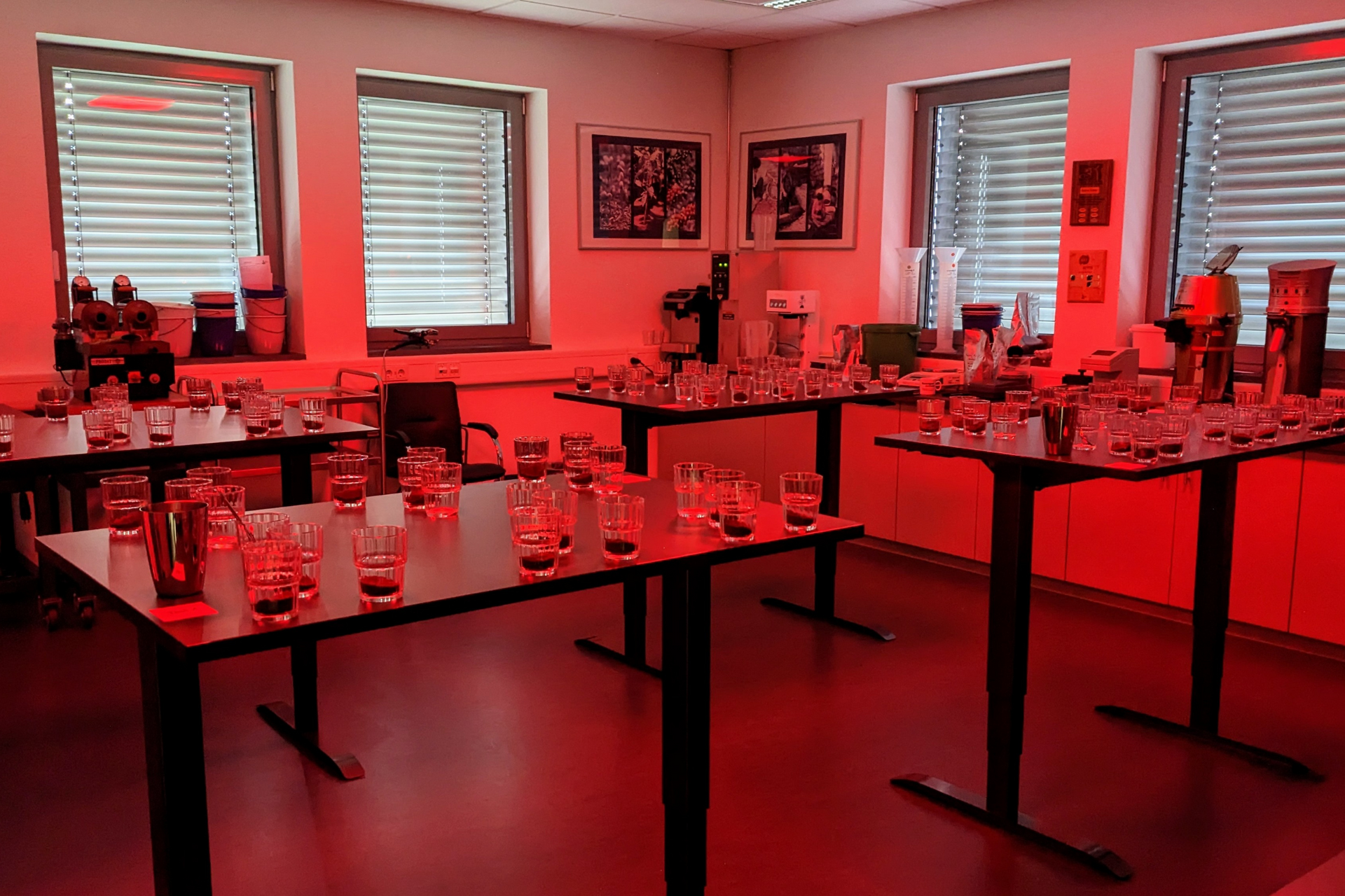 Ein Raum mit vielen Tischen und Gläsern darauf