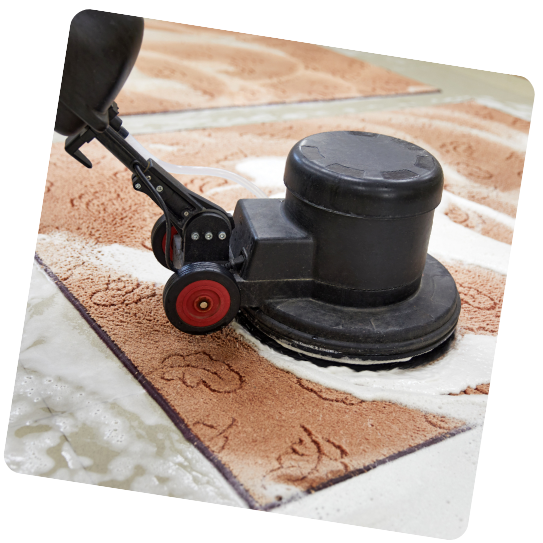 Ponceuse à parquet lissant un plancher en bois, laissant une zone poncée plus claire à côté de la finition plus foncée