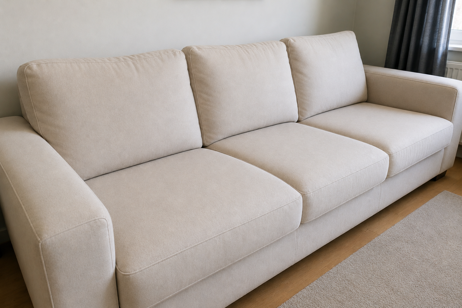 Canapé beige trois places dans un coin lumineux du salon