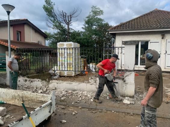 Destruction de l'ancien muret