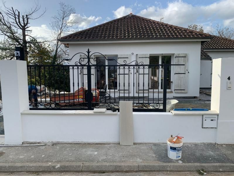 Construction d'une clôture sur un muret