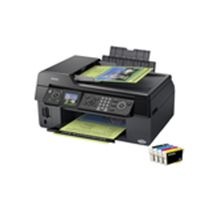 Una impresora negra con un montón de papeles encima