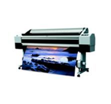 Una impresora grande con una imagen de una puesta de sol.