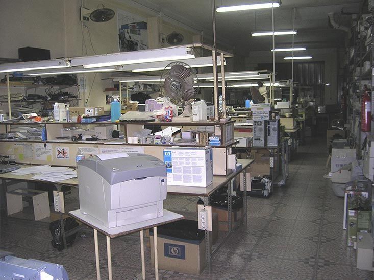 Una habitación grande con una impresora sobre una mesa.