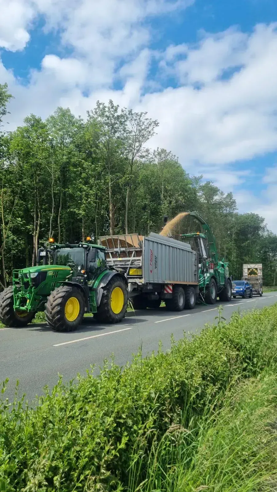 Am Straßenrand parken einige Traktoren.