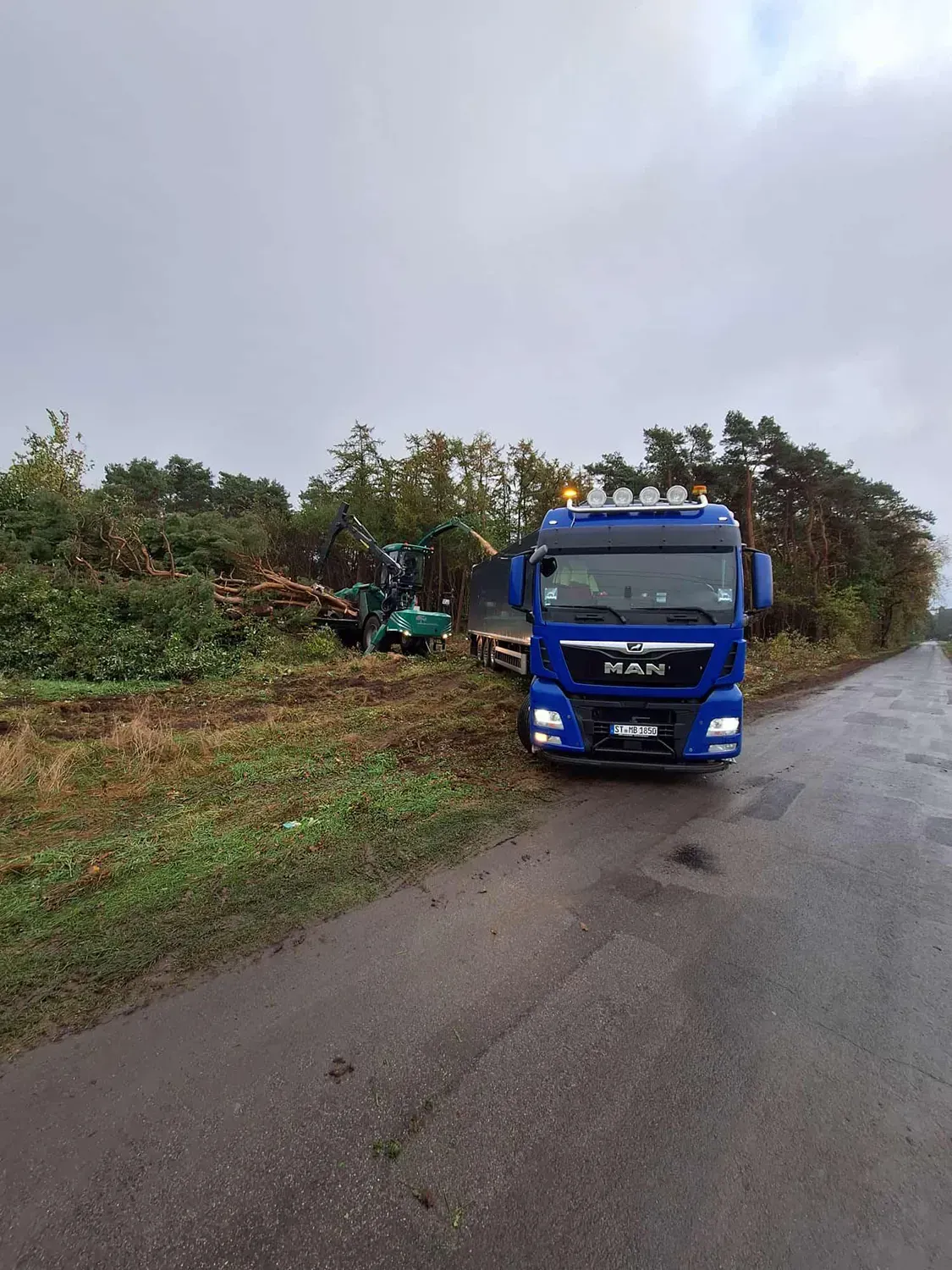 Ein blauer Lastwagen steht am Straßenrand.