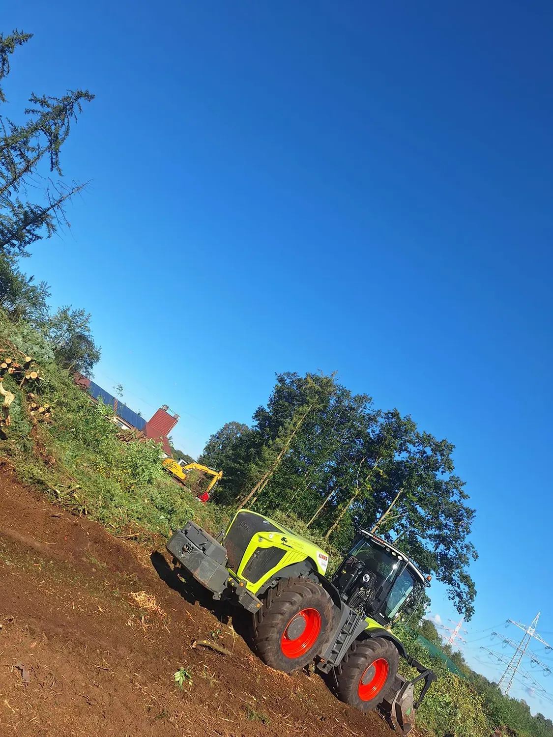 Ein Traktor fährt einen Feldweg entlang.