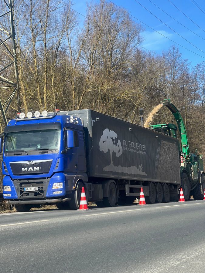 Ein LKW steht am Straßenrand