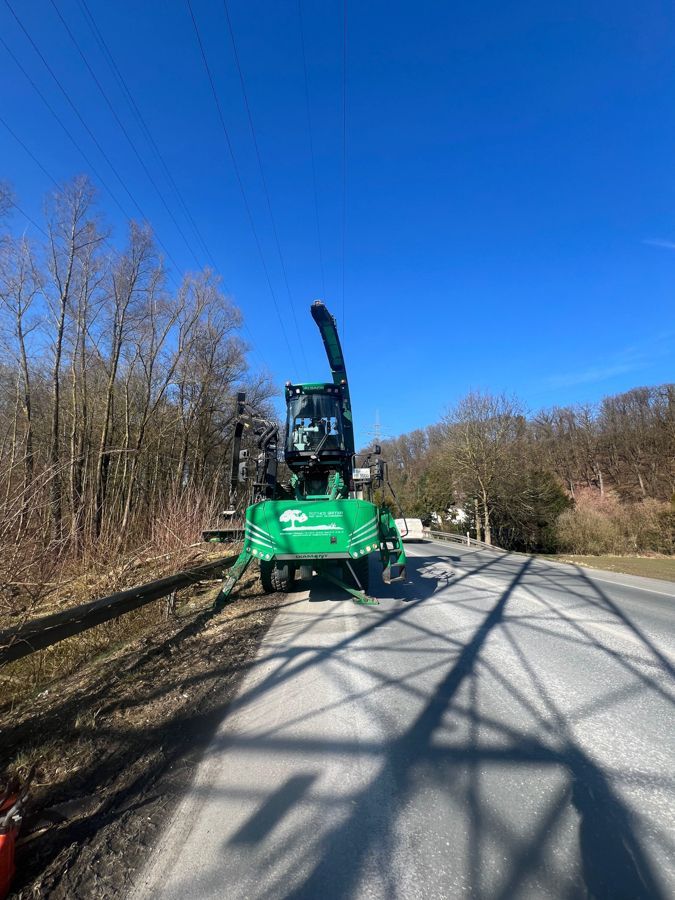 Eine grüne Maschine steht am Straßenrand.
