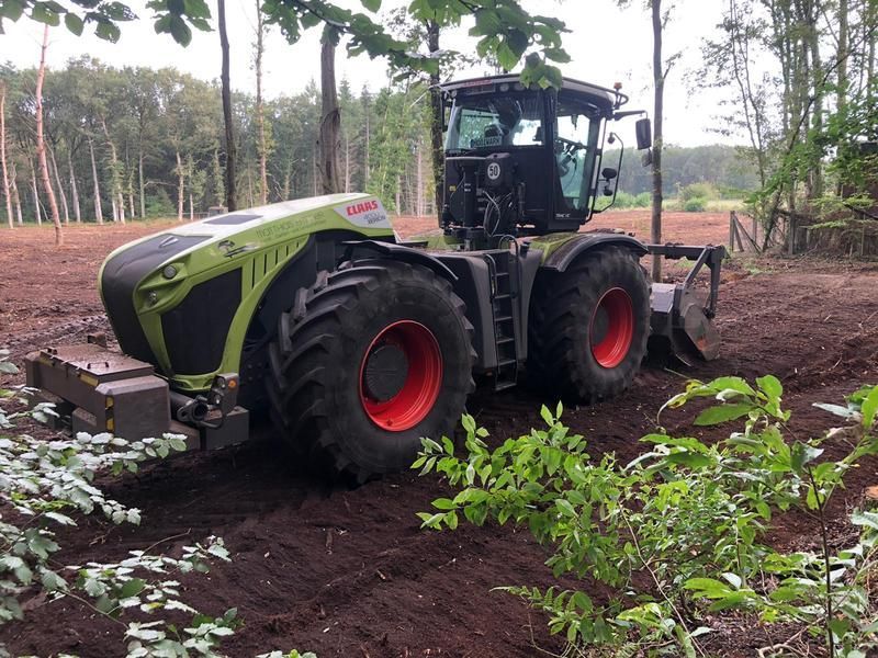 Ein Claas-Traktor fährt durch ein Feld