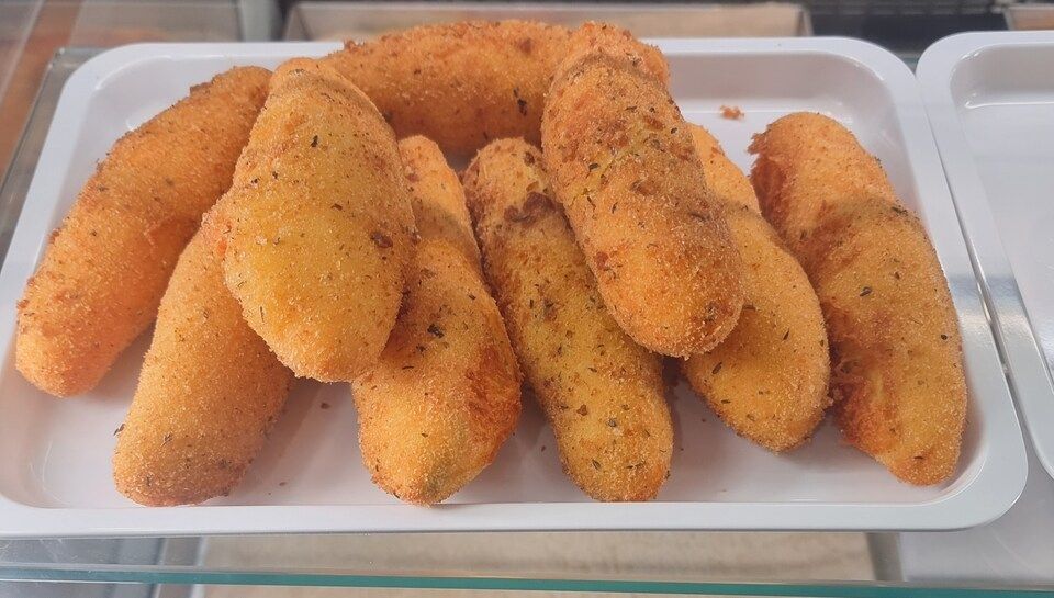 Un plateau de fritures est posé sur une étagère en verre.