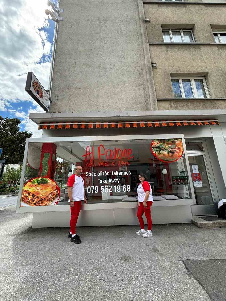 Deux personnes se tiennent devant une pizzeria.