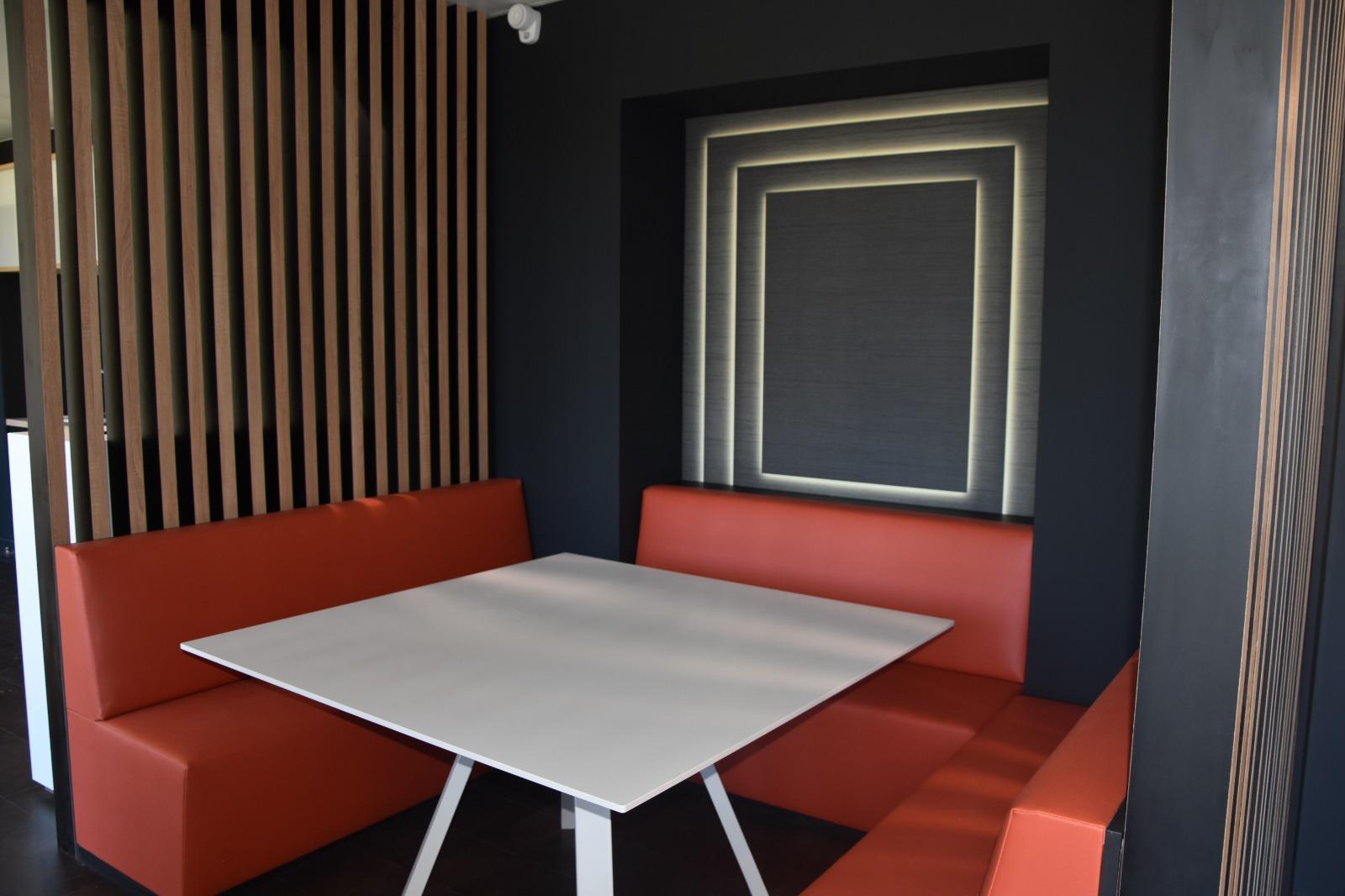 Tables entourée de banquettes rouges