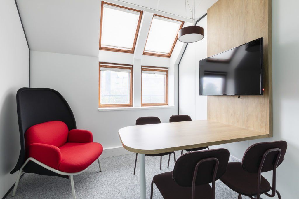 Salle de réunion avec fenêtres