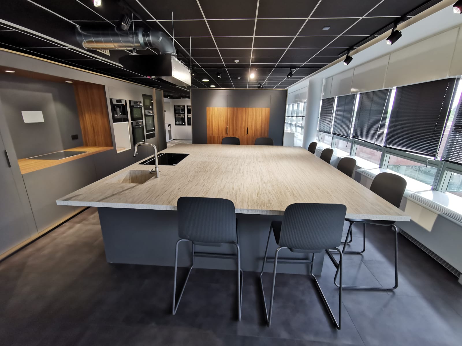 Grande salle de réunion avec table