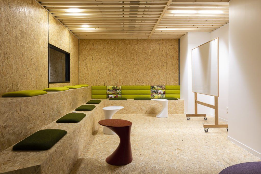 Salle de réunion assises en bois