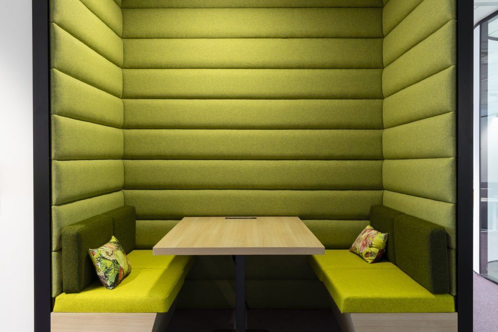 Banquette verte et table