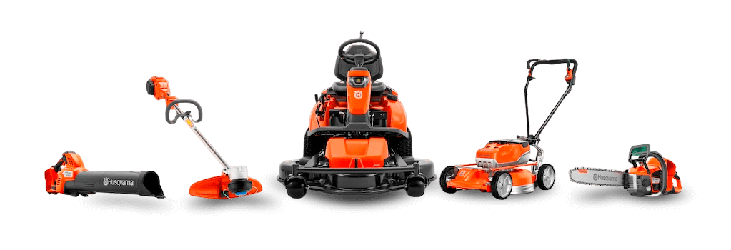 Una fila de cortadoras de césped y recortadoras sobre un fondo blanco.