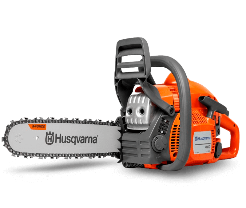 Se muestra una motosierra Husqvarna sobre un fondo blanco.