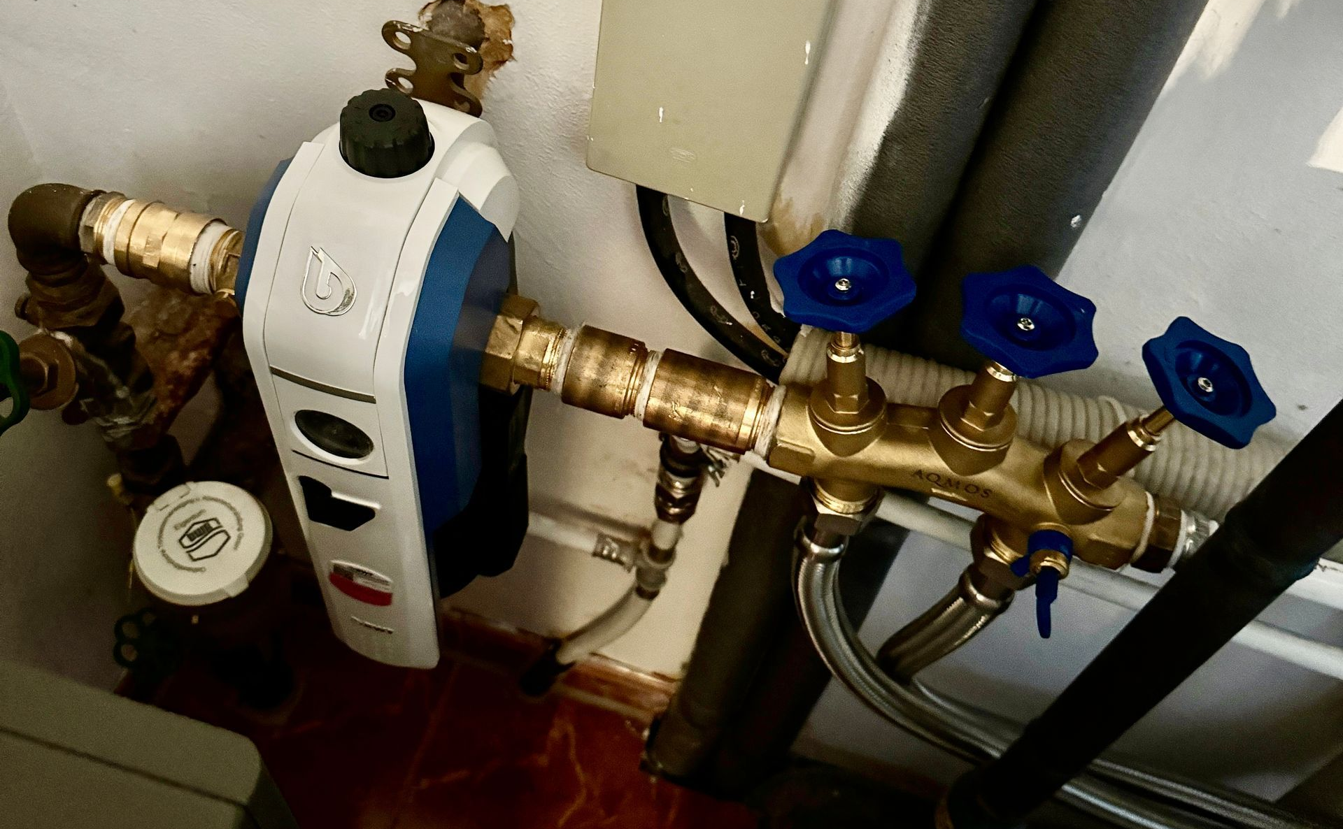 Verlegte Wasserleitungen im Rohbau für Badewanne