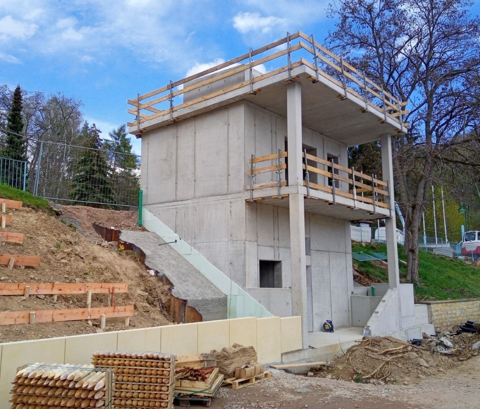 Teilweise errichtetes Betonhaus mit Gerüst auf einer Hangbaustelle