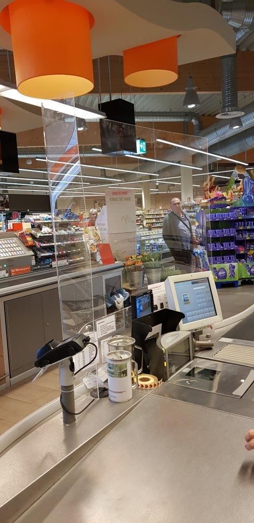 Ein Mann steht an einer Kasse in einem Lebensmittelgeschäft.