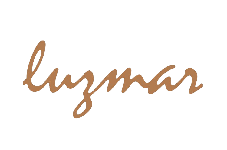 Logotipo da Luzmar em letras amarelas.