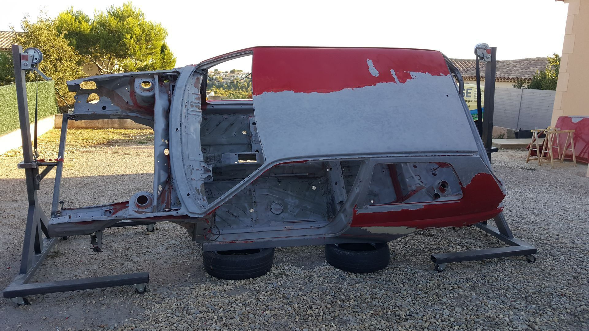 Voiture rouge partiellement aérogommée
