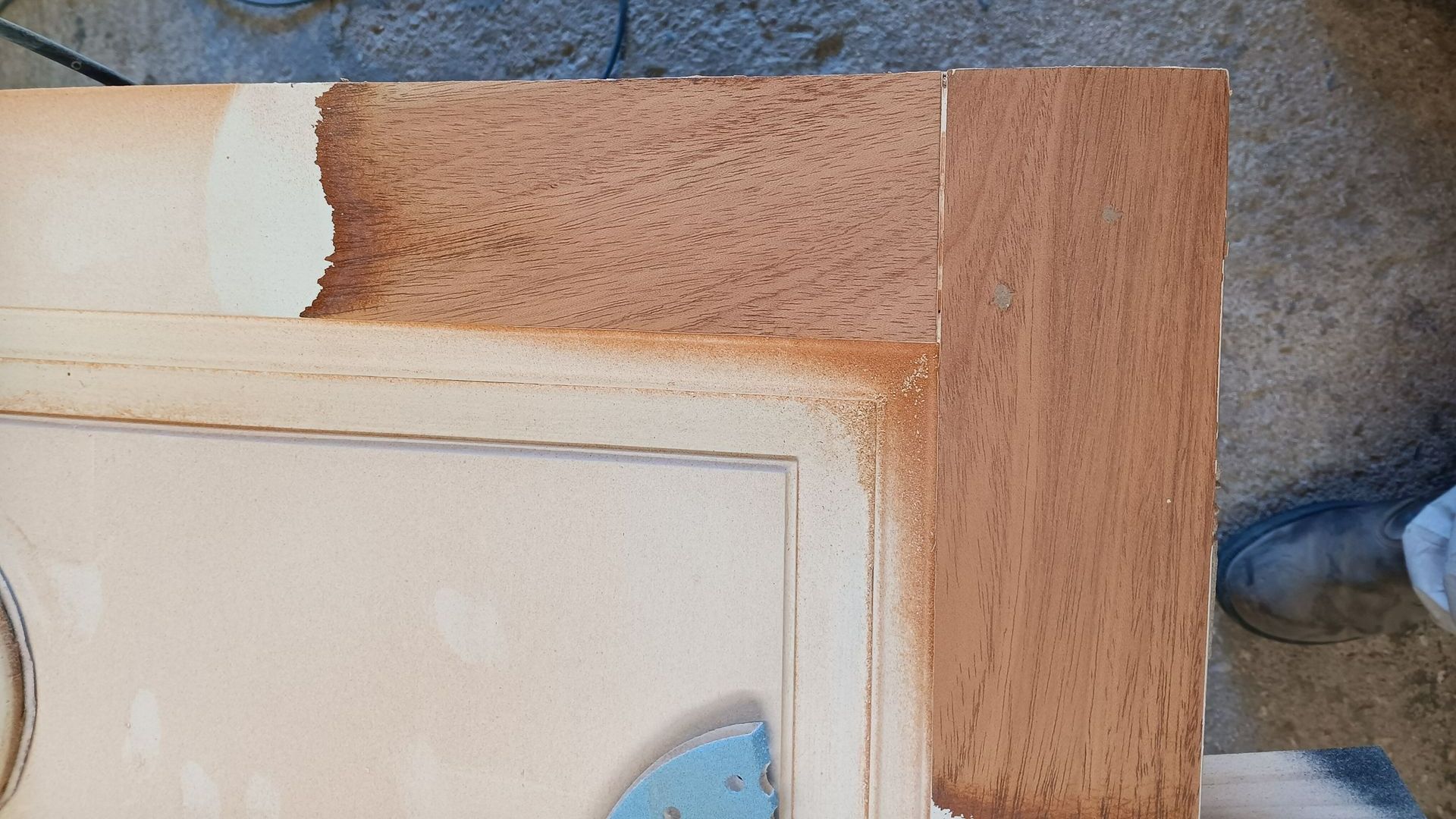 Sablage sur un haut de porte