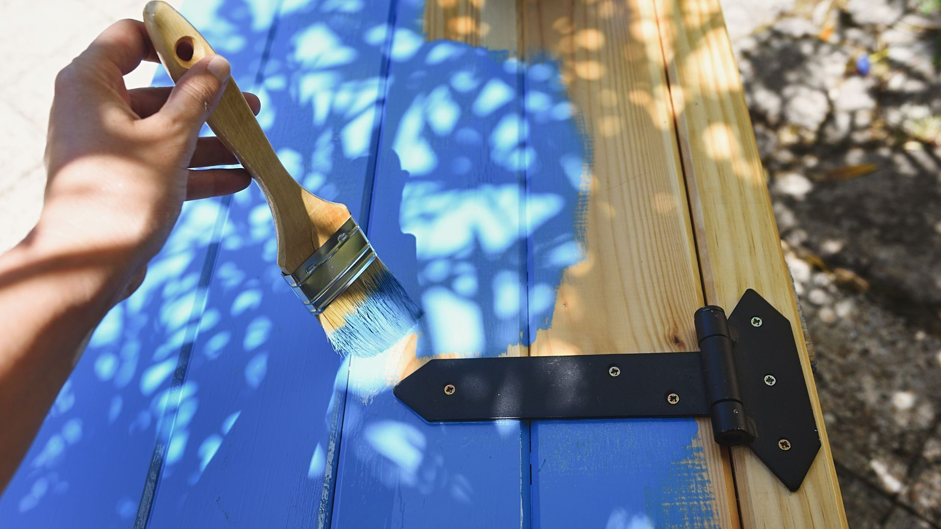 Peinture d'un volet en bleu