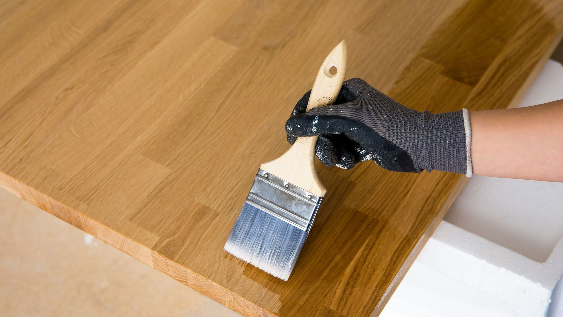 Application d'un vernis sur du bois