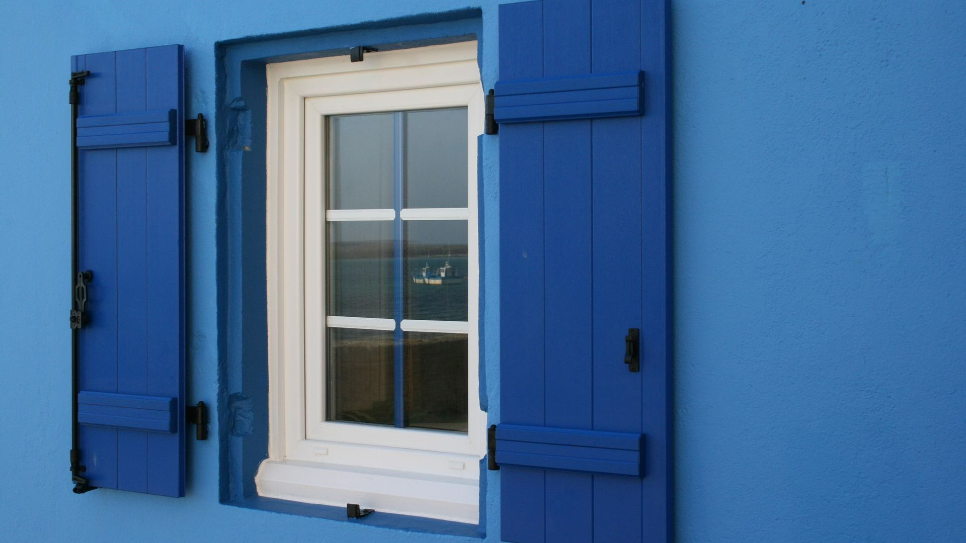 Façade bleue avec un volet bleu