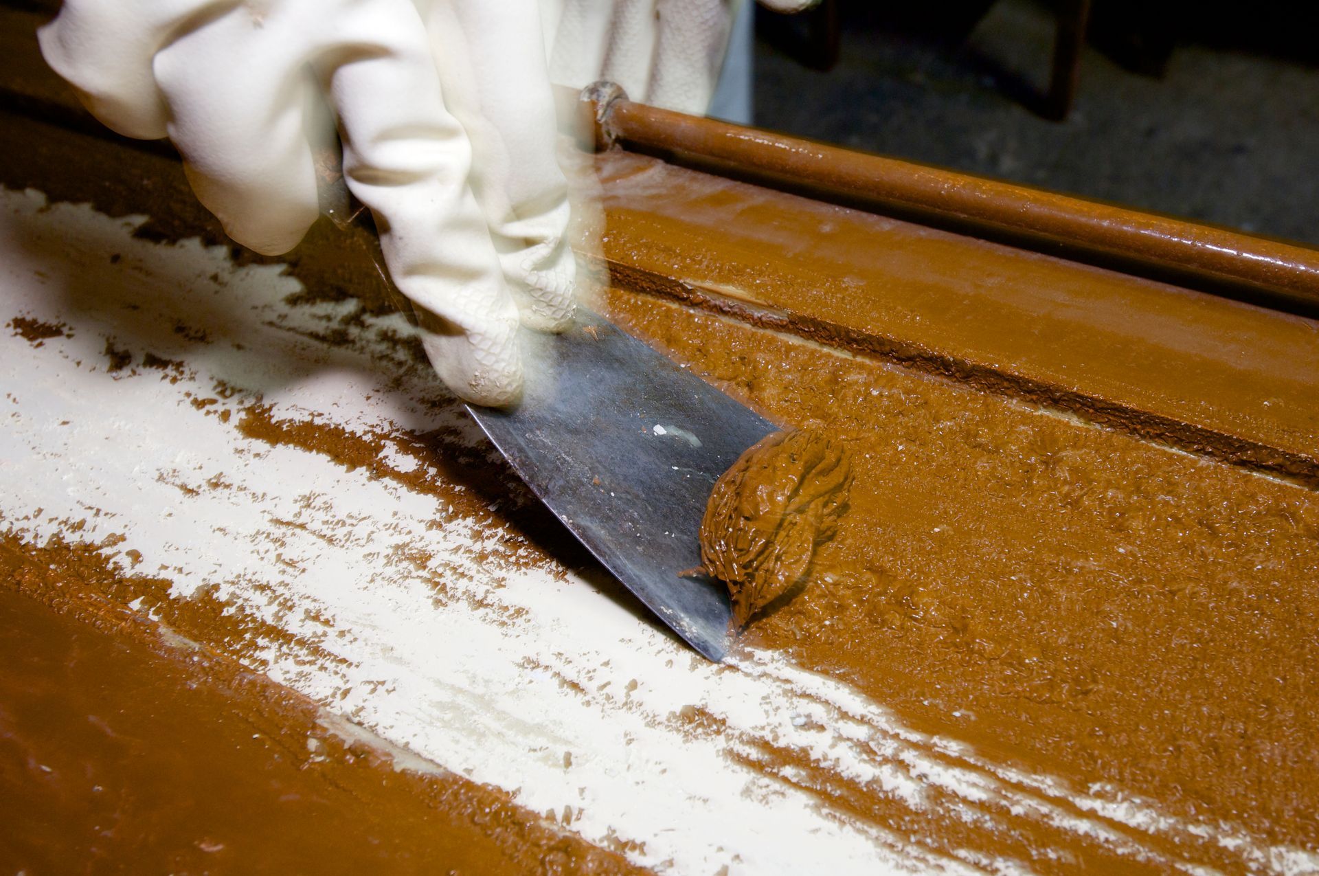 Vernis retiré à l'aide d'une spatule