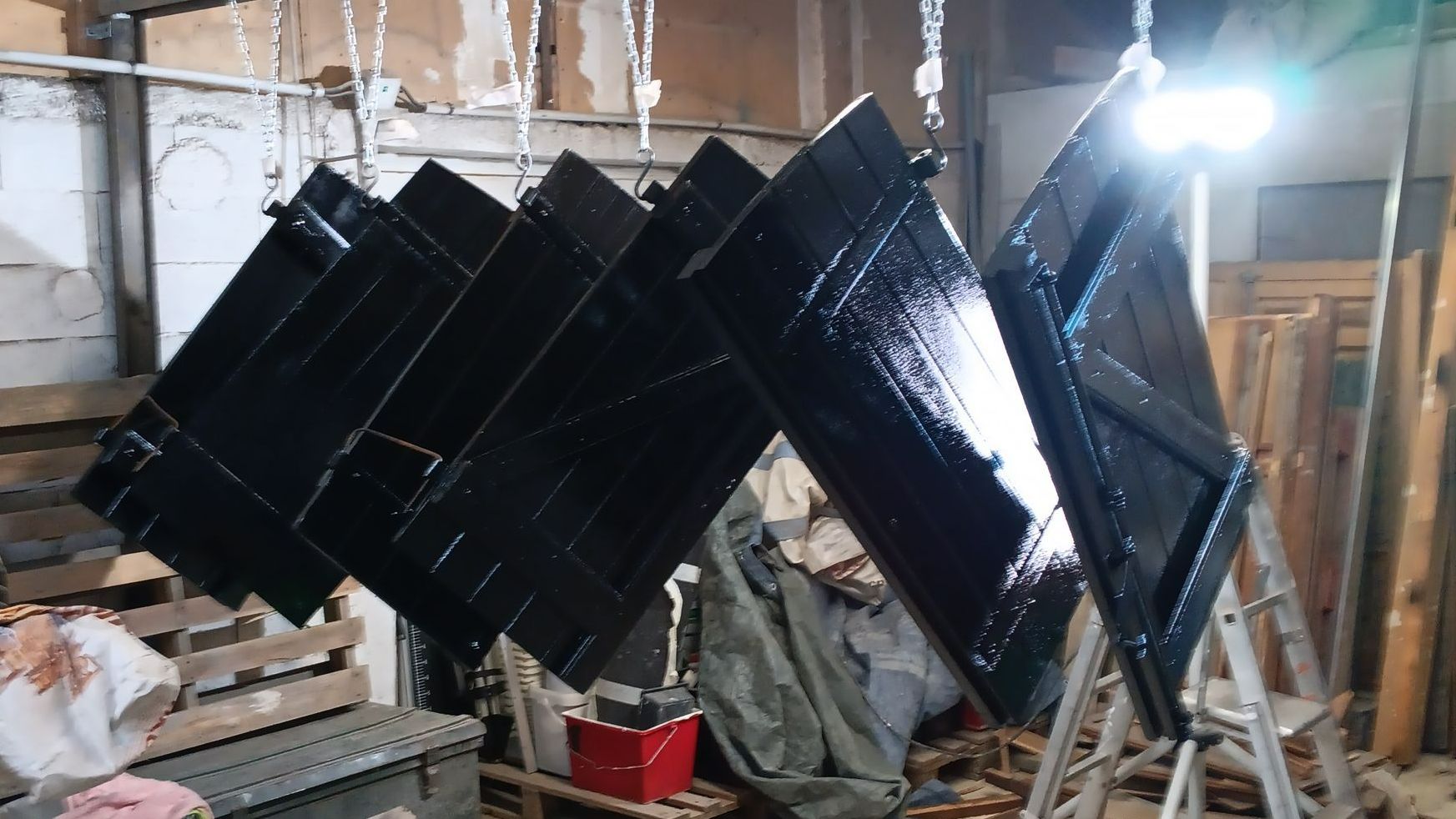 Volets peints en noir