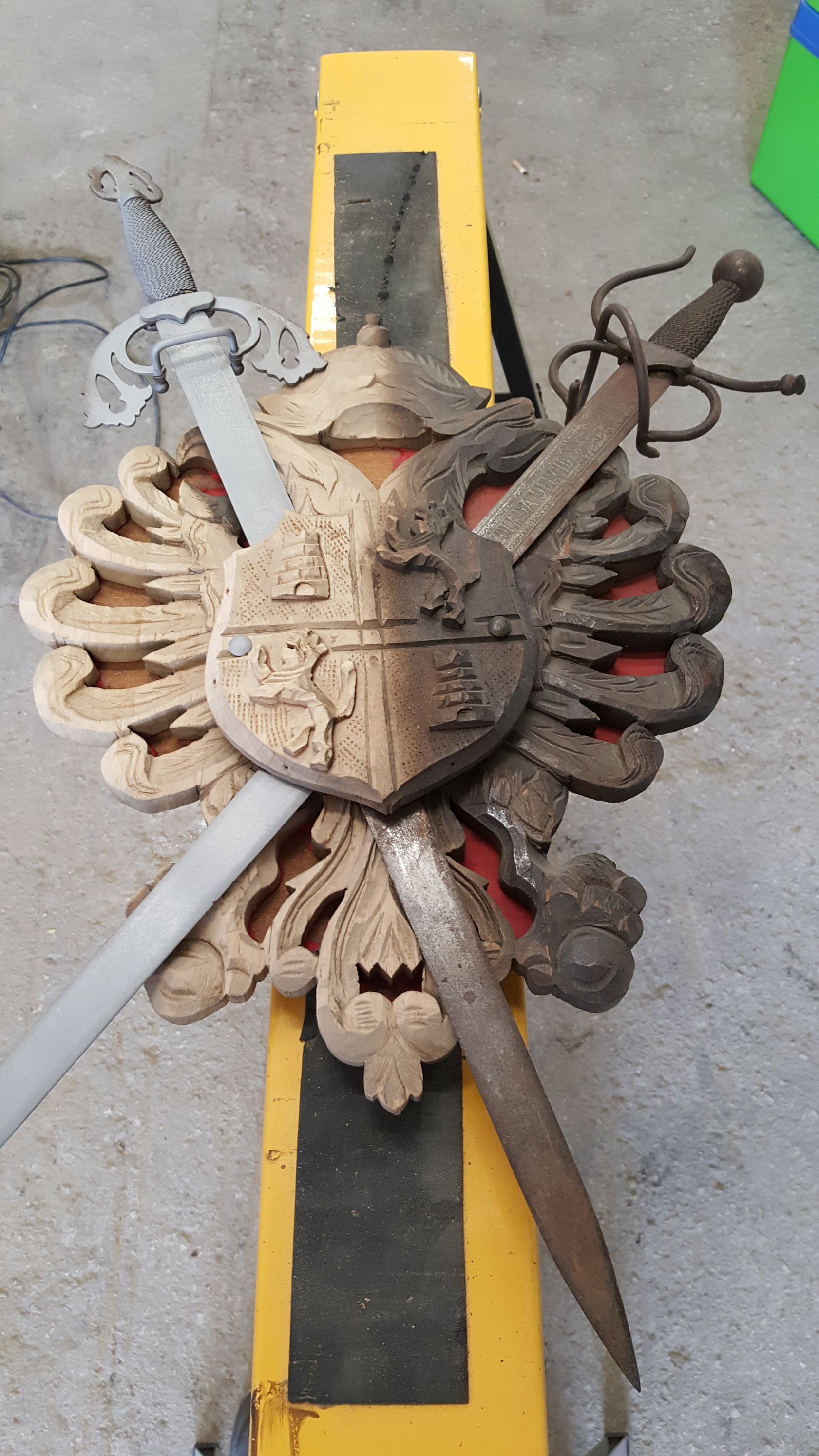 Sculpture en bois avec des épées